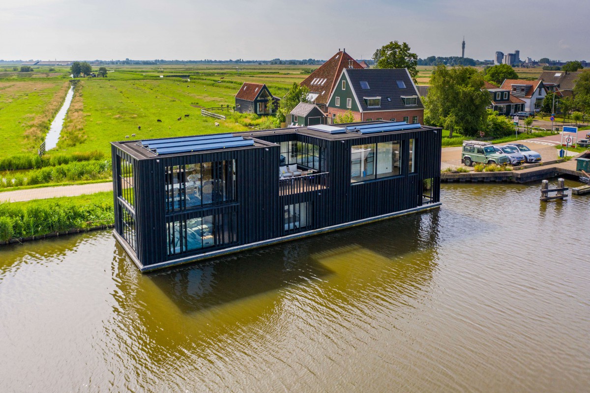 Houseboat Oostknollendam The Amazing Watervilla