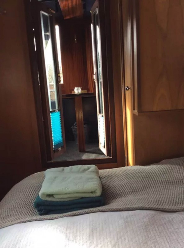 Houseboat London Pretty narrowboat in Little Venice London