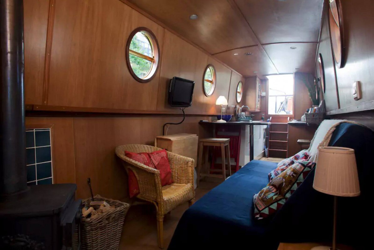 Houseboat London Pretty narrowboat in Little Venice London