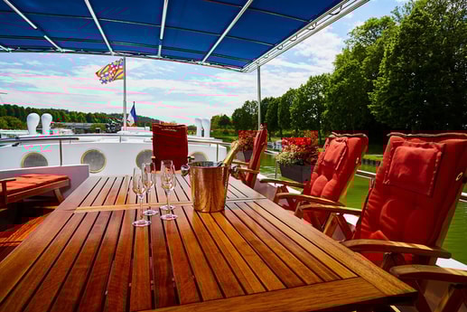Lunch outside or perhaps a drink, while cruising along.