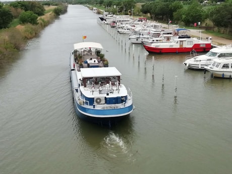 River trip 32 Avignon photo 4