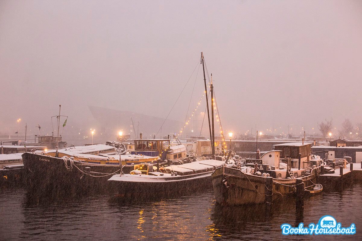 Alquile una casa flotante en Ámsterdam durante el invierno